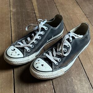 Black and white converse size 8 women’s